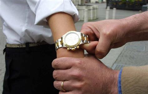 Furti e rapine di Rolex a Bologna: arrestati marito e moglie